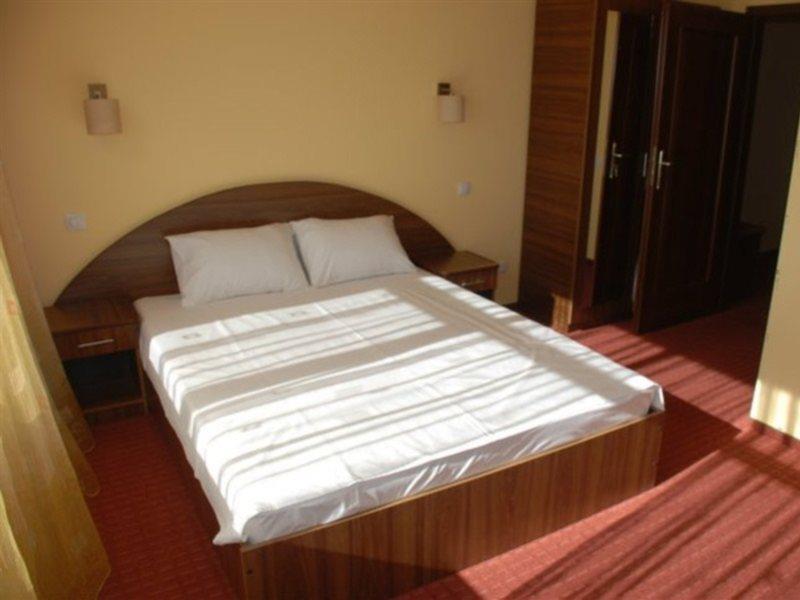 Hotel Coliseum كالافات المظهر الخارجي الصورة